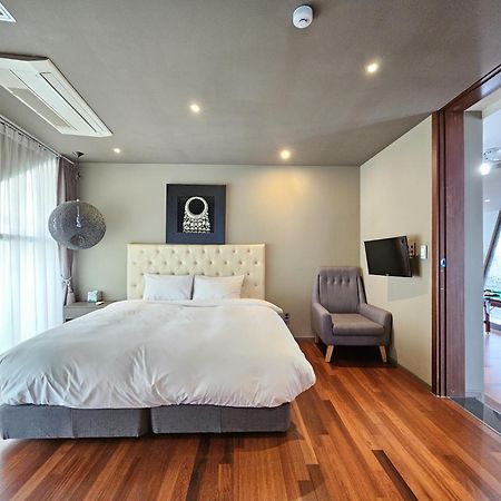 Jeju Hotel Scarboro Согвипхо Экстерьер фото
