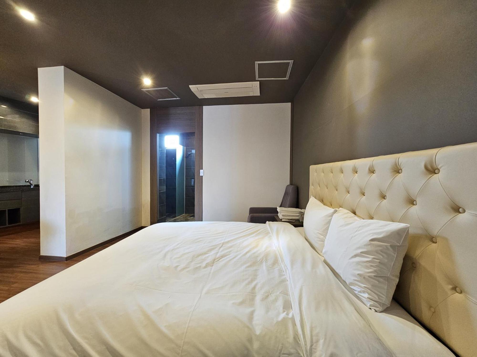 Jeju Hotel Scarboro Согвипхо Экстерьер фото